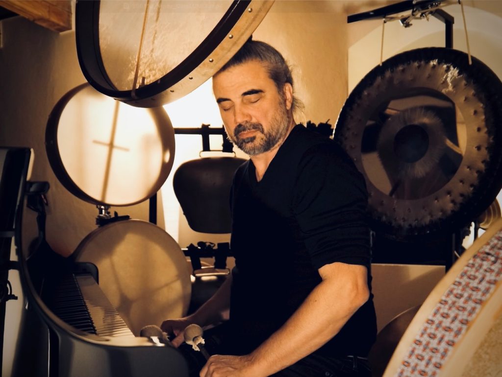 Tambours & piano — Maison Maillardoz